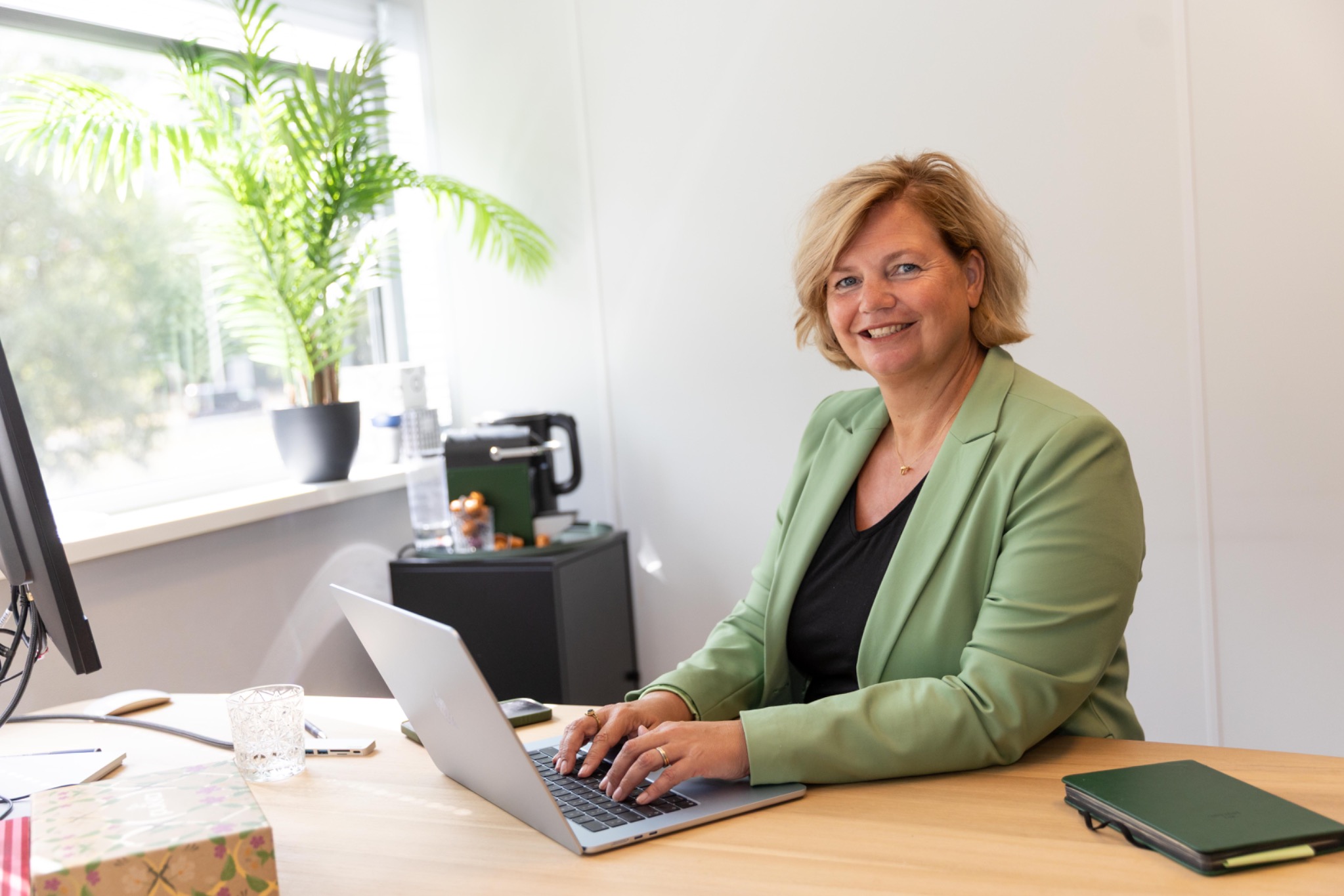 Mieke Zwenger aan haar bureau