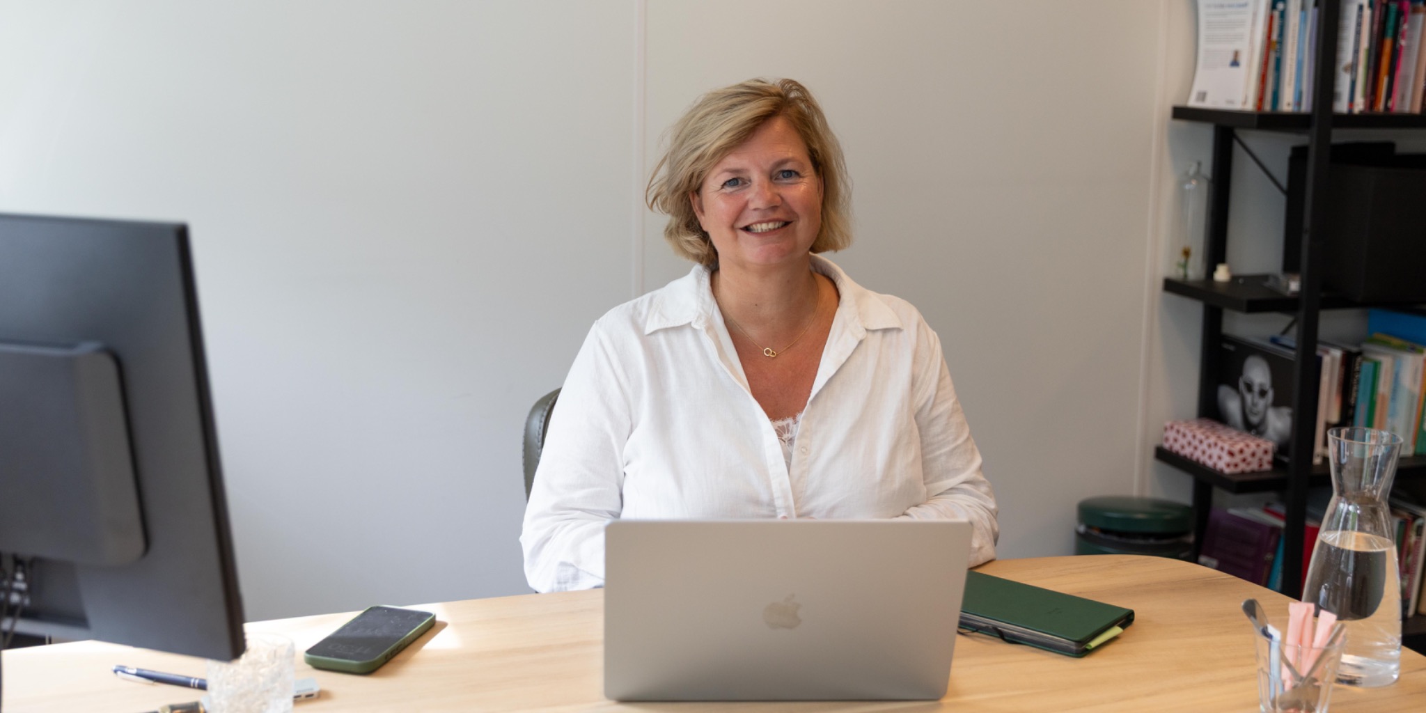 Mieke Zwenger aan haar bureau